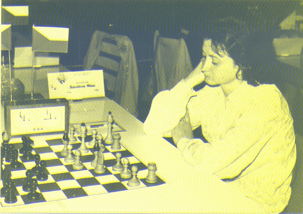 Milena Skácelíková za šachovnicí - mezinárodní turnaj v Děčíně (začátek 70. let)