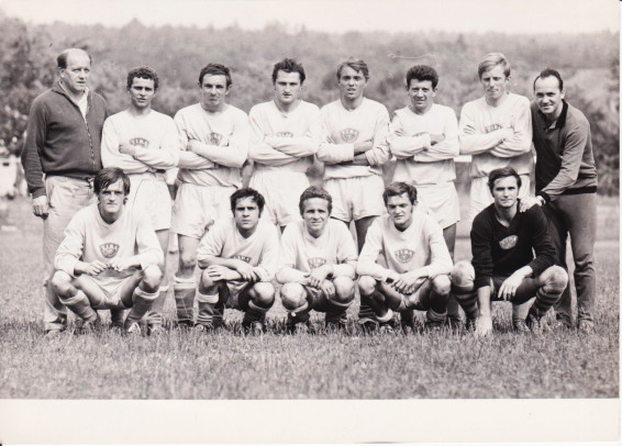 Tiba Dvůr Králové n/L - podzim 1971 - horní řada (zleva): Brentner st., Langpaul P., Mencl, Novák, Tröster, Rudolf, Krejcar, Paštika Sláva, dolní řada (zleva): Brentner ml., Haman, Langpaul J., Vrána, Paštika J.