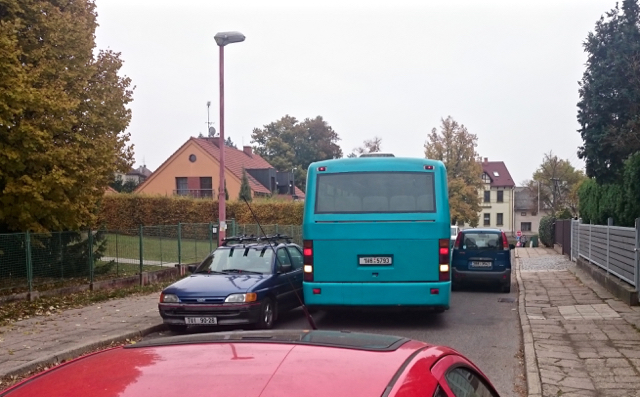 autobus mezi auty slunen