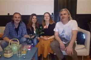 Pjér la Šé'z s hostitelkou Ilonou Limberskou a nakladatelem jeho knih