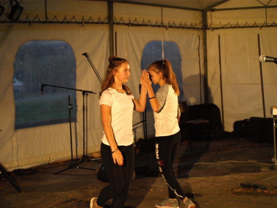 Veru a Maky učily přítomné židovský tanec, u vytržení byly hlavně děti. Zdroj: http://ditajarosova.blog.idnes.cz/blog/blog.aspx?c=556257&x=socialky_facebook_c